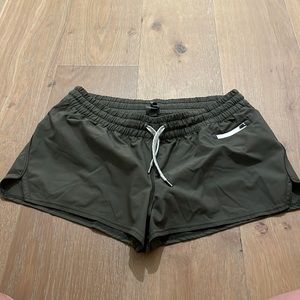 Vuori Clementine Shorts - used VERY GOOD condition